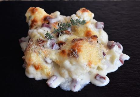 Coliflor con taquitos de jamón con salsa bechamel gratinada al horno