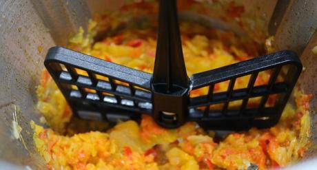 Hacemos el sofrito con la verdura colocando la mariposa en las cuchillas