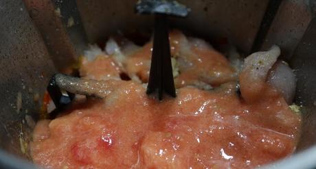 Echamos el pollo junto al sofrito y lo cocinamos 