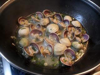 Almejejas con ajo, perejil y vino blanco Almejejas con ajo, perejil y vino blanco.
