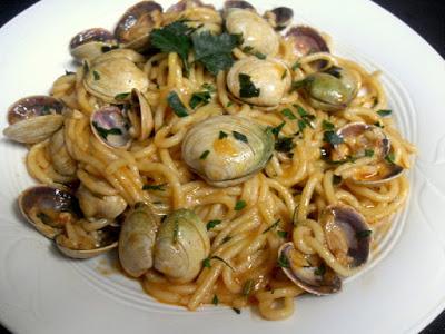 Espaguetis con almejas/Spaghetti alle vongole Espaguetis con almejas/Spaghetti alle vongole.