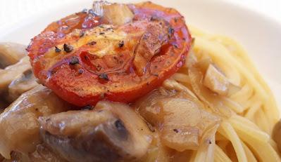 ESPAGUETIS CON CHAMPIÑONES Y TOMATE AL HORNO ESPAGUETIS CON CHAMPIÑONES Y TOMATE AL HORNO