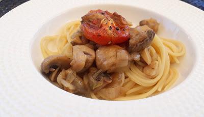 ESPAGUETIS CON CHAMPIÑONES Y TOMATE AL HORNO ESPAGUETIS CON CHAMPIÑONES Y TOMATE AL HORNO