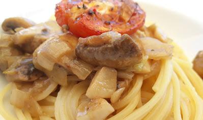 ESPAGUETIS CON CHAMPIÑONES Y TOMATE AL HORNO ESPAGUETIS CON CHAMPIÑONES Y TOMATE AL HORNO