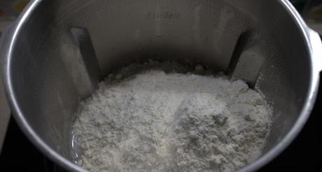 Echamos la sal y la harina y mezclamos todo junto