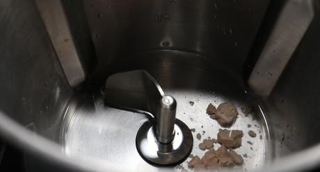 Ponemos en la jarra el agua y la levadura y calentamos