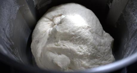 Dejamos la masa en la jarra y la dejamos fermentar