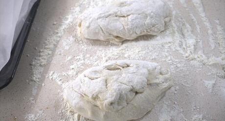 Amasamos en la encimera con un poco de harina y dividimos en dos partes