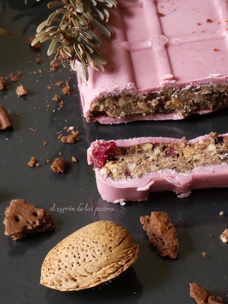Turrón de Galletas, Almendras y Arándanos con Chocolate Ruby