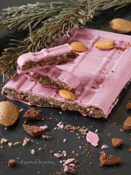Turrón de Galletas, Almendras y Arándanos con Chocolate Ruby