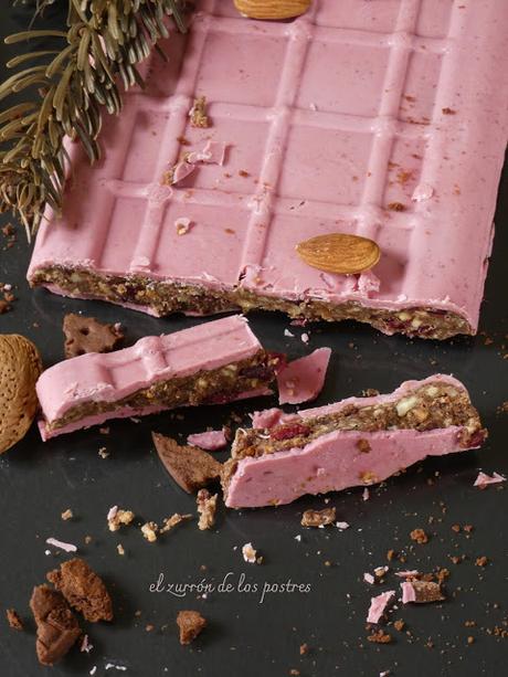 Turrón de Galletas, Almendras y Arándanos con Chocolate Ruby