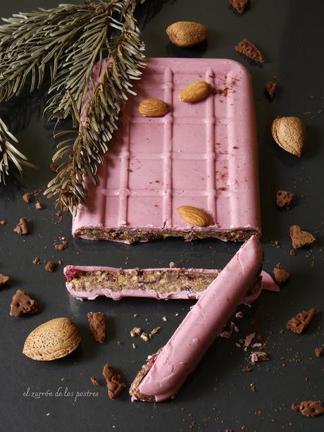 Turrón de Galletas, Almendras y Arándanos con Chocolate Ruby