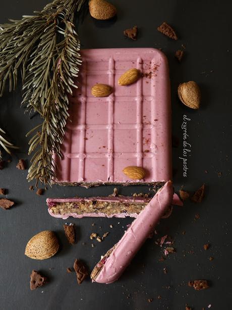 Turrón de Galletas, Almendras y Arándanos con Chocolate Ruby