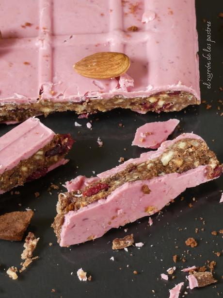 Turrón de Galletas, Almendras y Arándanos con Chocolate Ruby