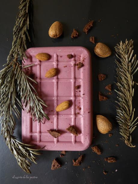 Turrón de Galletas, Almendras y Arándanos con Chocolate Ruby