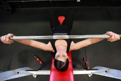 Mujer entrenando en el gym