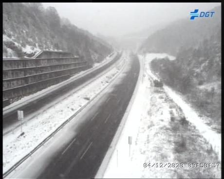 La llegada de la nieve al Bierzo genera los primeros problemas en las carreteras.