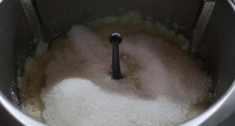 Echamos el azúcar mezclamos y cocinamos de nuevo