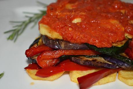 Tumbet de patatas, berenjenas y tomates