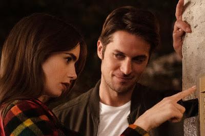 Lily Collins (Emily) y Lucas Bravo (Gabriel) Lily Collins (Emily) y Lucas Bravo (Gabriel)