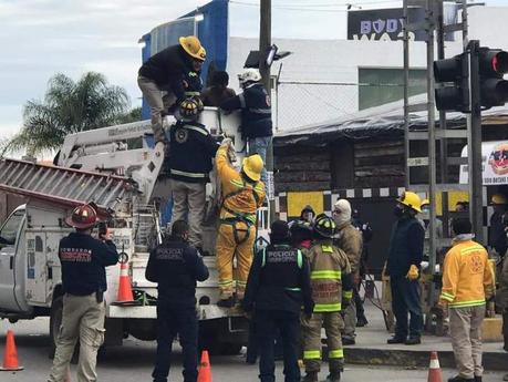Rescatan a joven que subió a torre de alta tensión