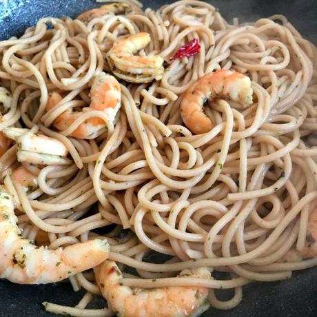 Receta de espaguetis integrales con gambas. Receta de espaguetis integrales con gambas.