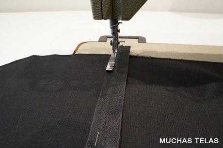 Patrones y explicaciones para confeccionar una mochila Cremallera trasera primer lado