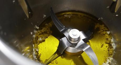 Pimientos Rellenos de Bacalao con Thermomix ® Echamos el aceite en la jarra y sofreímos
