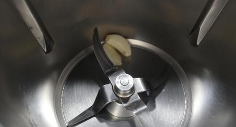 Pimientos Rellenos de Bacalao con Thermomix ® Ponemos en la jarra los ajos y lo picamos