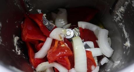 Pimientos Rellenos de Bacalao con Thermomix ® Echamos los pimientos y la cebolla y lo picamos