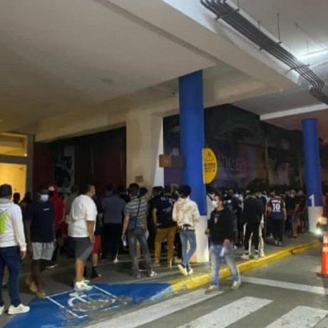 Aglomeración y largas filas desde la madrugada en Panamá para comprar  zapatillas de J.Balvin a