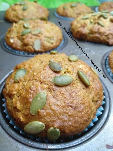 MUFFINS AU GERME DE BLÉ, FLOCONS D’AVOINE, BANANE ET GRAINES DE CITROUILLE / WHEAT GERM, ROLLED OATS, BANANA AND PUMPKIN SEED MUFFINS /  MAGDALENAS CON GERMEN DE TRIGO, COPOS DE AVENA, BANANA Y SEMILLAS DE CALABAZA /  مافن جنين القمح والشوفان والموز و ...