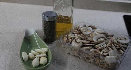 Los ingredientes necesarios para hacer la receta de champiñones al ajillo