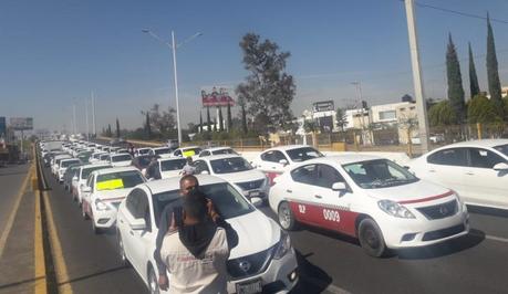 Taxistas bloquean avenida Salvador Nava