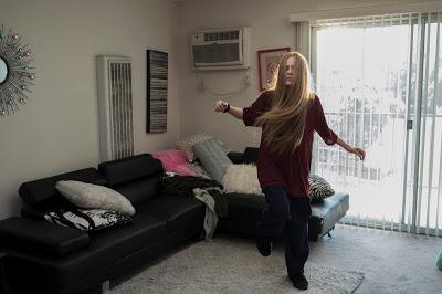 Cómo sobrevivir en un mundo material, Timadores nada familiares