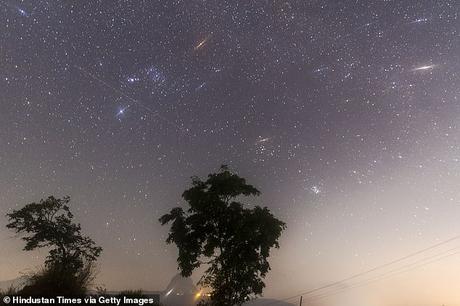 Más de 100 estrellas fugaces de varios colores atravesarán el cielo nocturno este fin de semana durante el pico de la lluvia de meteoros Gemínidas 2020