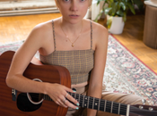 Lia, alumni música, canta amores tóxicos desde intimidad habitación ‘Bien Quieta’