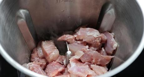 Pollo con Almendras en Mambo Vamos haciendo un poco las piezas del pollo