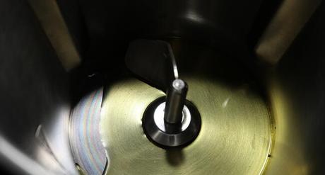 Pollo con Almendras en Mambo Ponemos la cuchara Mambomix y echamos el aceite y calentamos