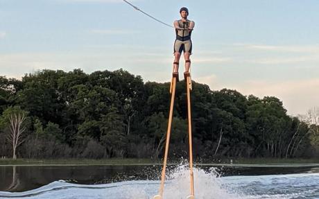 Esquí acuático con zancos de 3,4 metros
