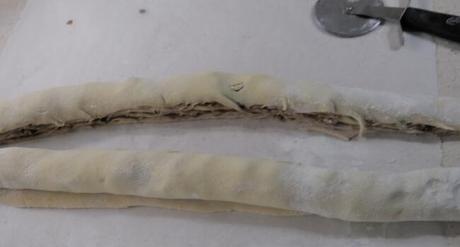 Cortamos la masa por la mitad dejando ambos extremos