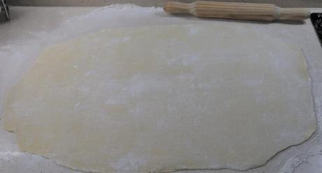 Extendemos la masa en la encimera con un poco de harina