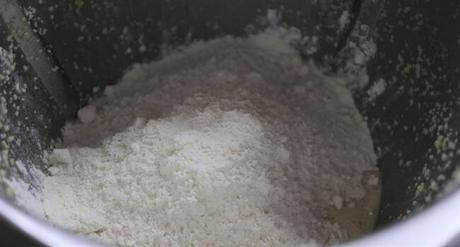 Echamos la harina y amasamos bien