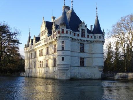 Castillos del Loria en Navidad: Azay-Le-Rideau un palacio flotando en el agua.