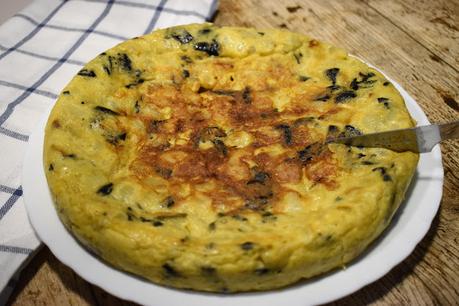 Tortilla de patatas con trompetas de la muerte