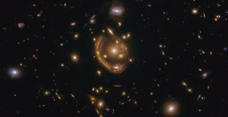 El anillo de Einstein más completo observado en nuestro Universo