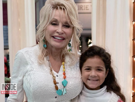 Dolly Parton le salvó la vida a una niña en el rodaje de ‘Navidad en la plaza’