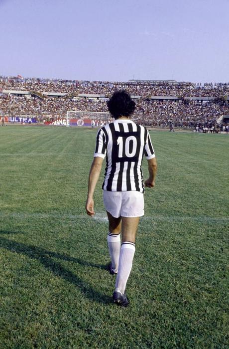 Platini con el diez de la Juventus a la espalda 