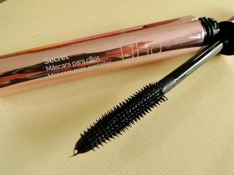 Máscara de pestañas Secret e Iluminador de rostro y cuerpo de Natura Argentina, a prueba.