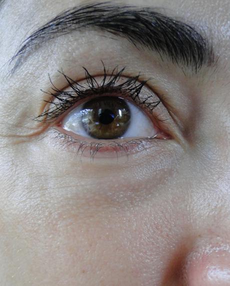 Máscara de pestañas Secret e Iluminador de rostro y cuerpo de Natura Argentina, a prueba.